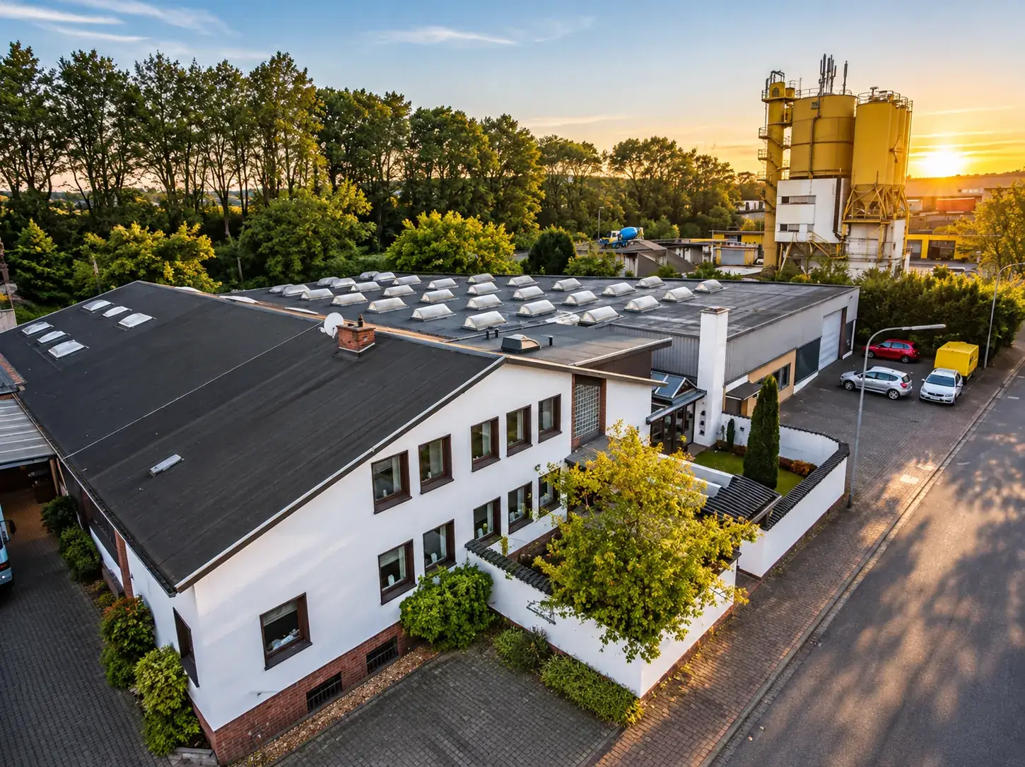 Unser Gebäude in Löhne bei Abendsonne